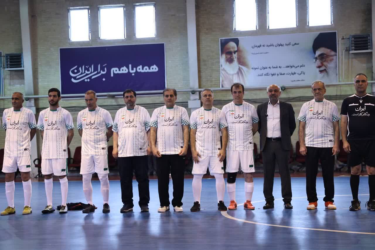 پزشکیان پا به توپ شد 