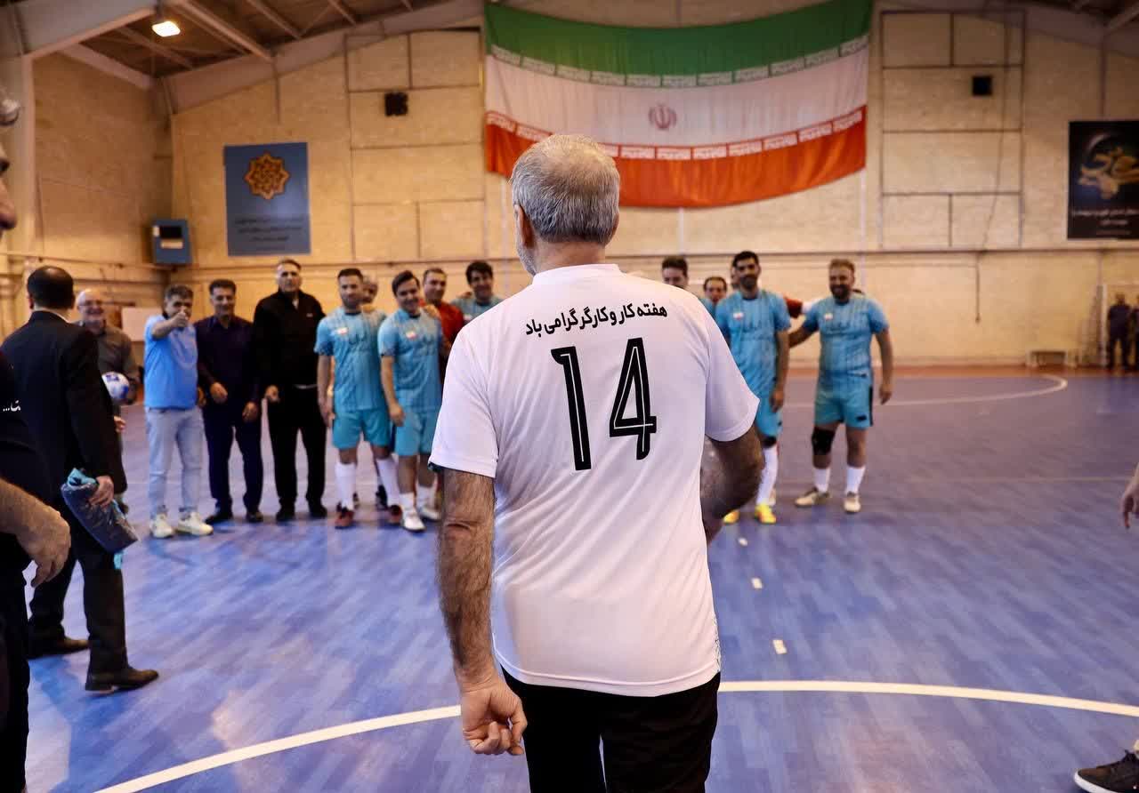پزشکیان پا به توپ شد 