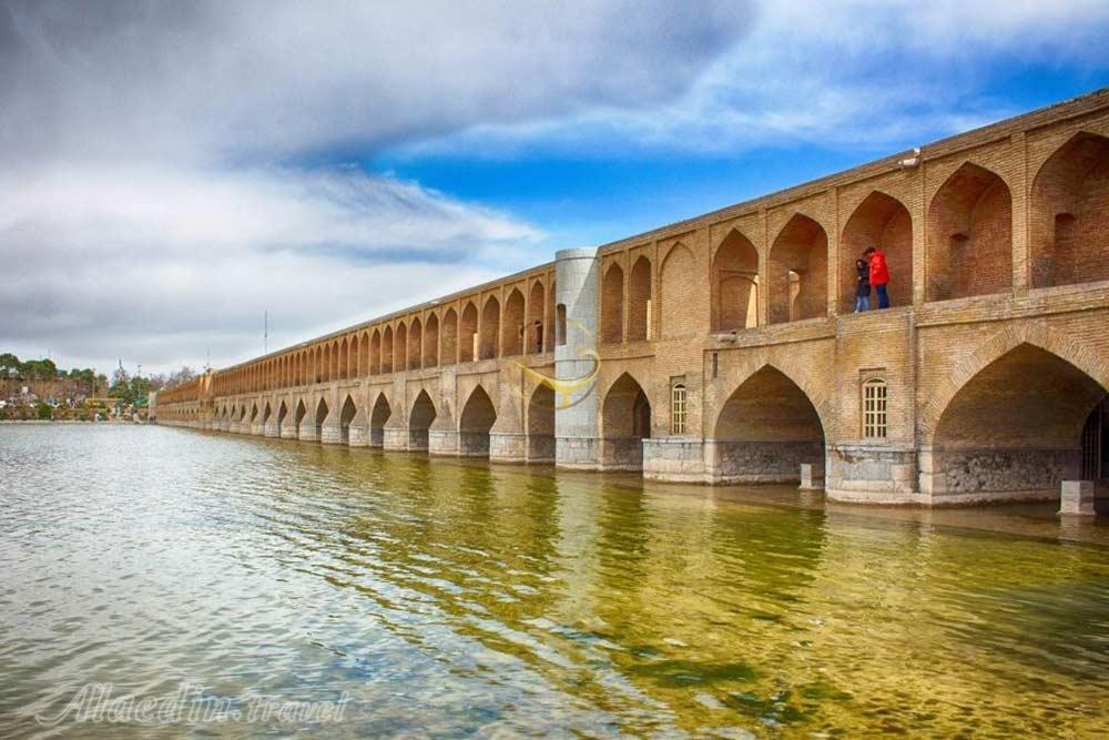 زاینده رود می‌آید 